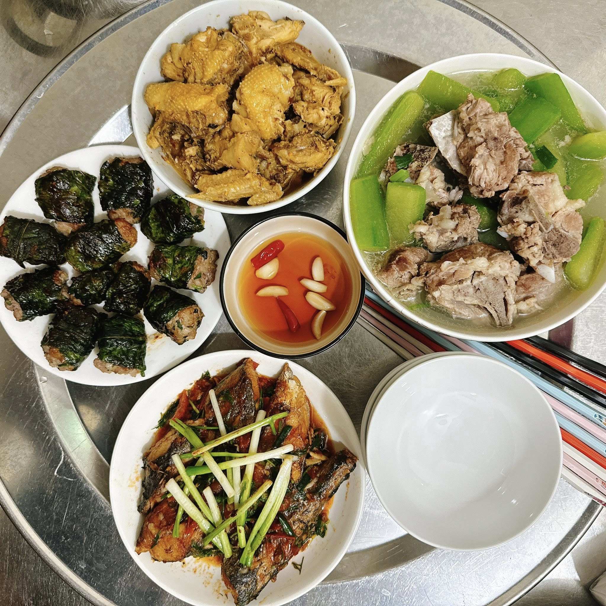 Cá thu sốt cà chua - Canh bí nấu xương - Chả&nbsp;xương sông - Gà rang