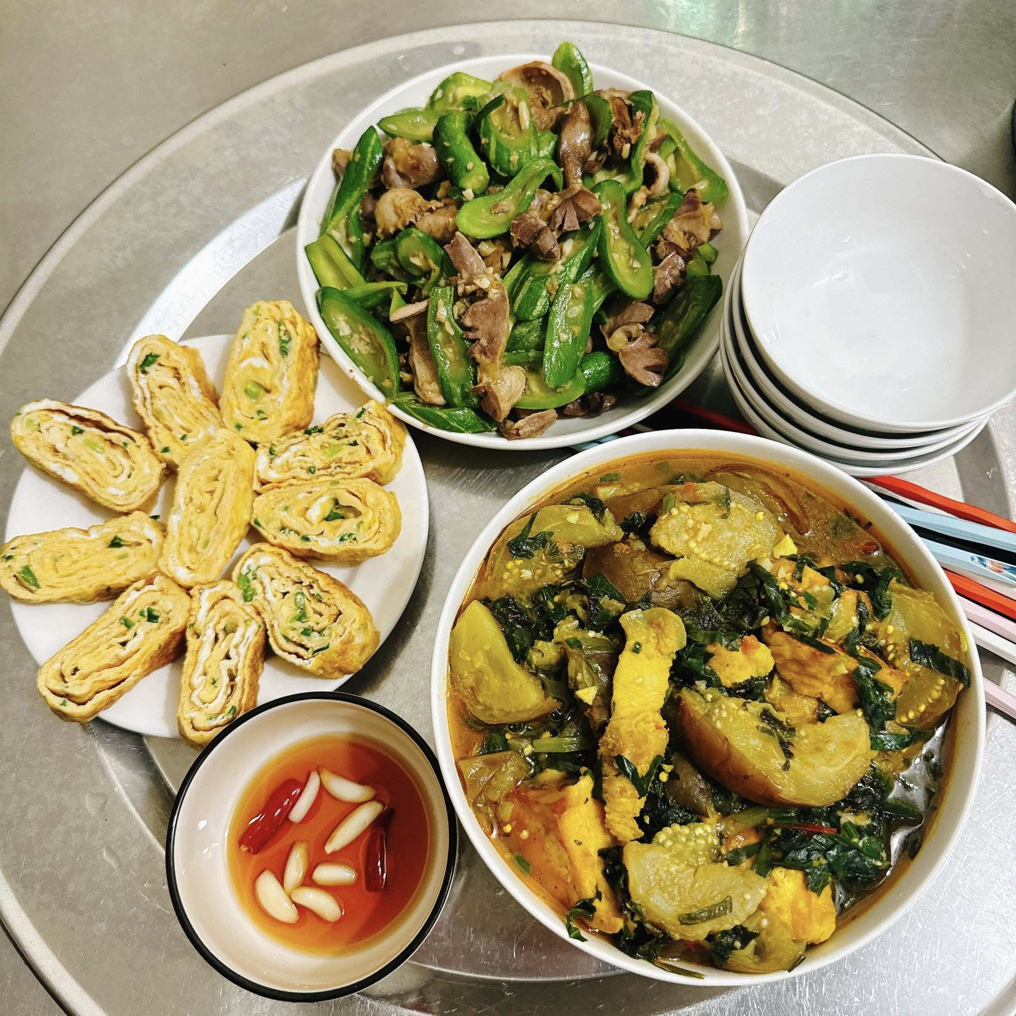 Trứng cuộn - Canh cà tím - Mề xào lặc lè