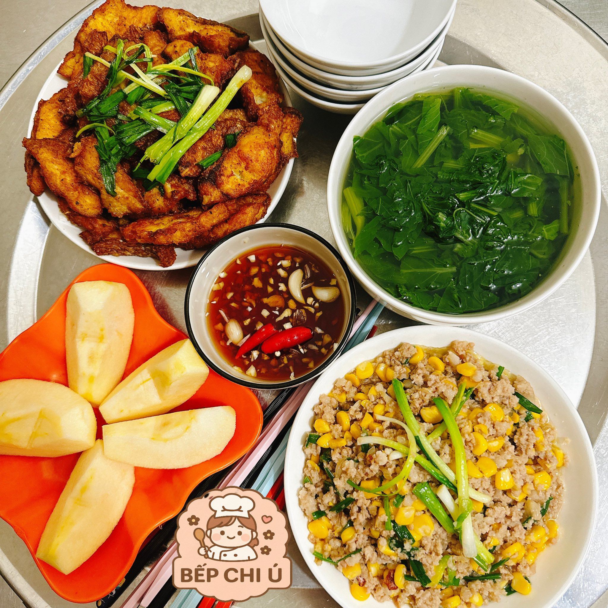 Thịt xay rang ngô ngọt - Canh rau cải - Cá chiên - Táo