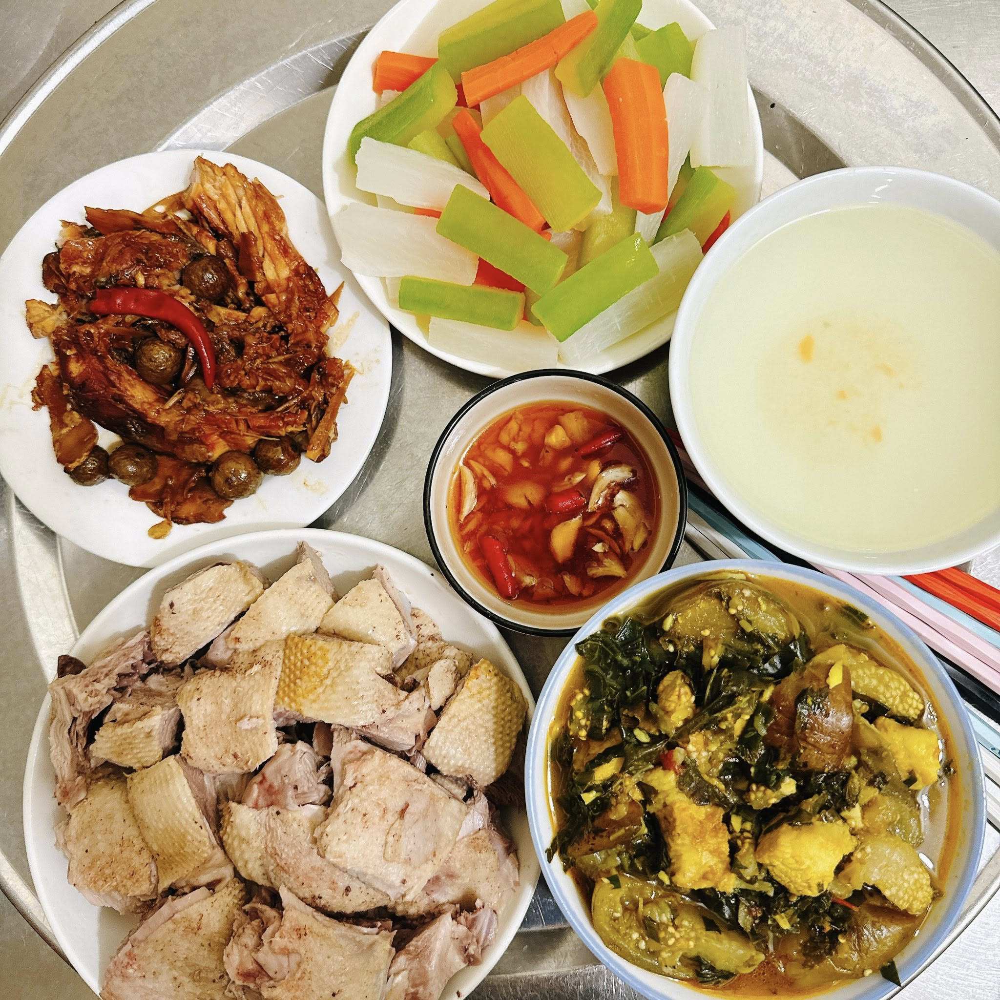 Cá kho sung - Canh cà tím - Vịt luộc - Củ quả luộc