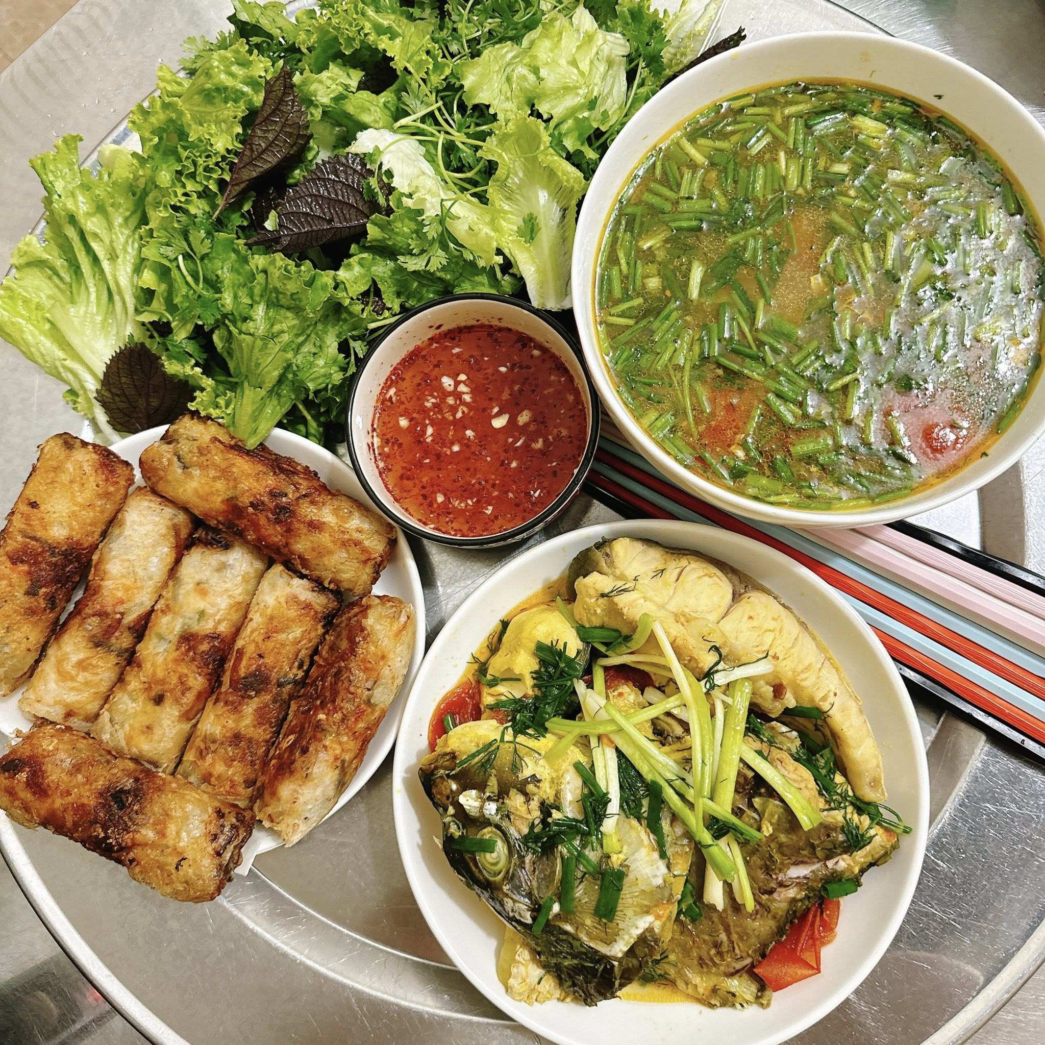 Canh cá nấu chua - Nem rán - Rau sống các loại