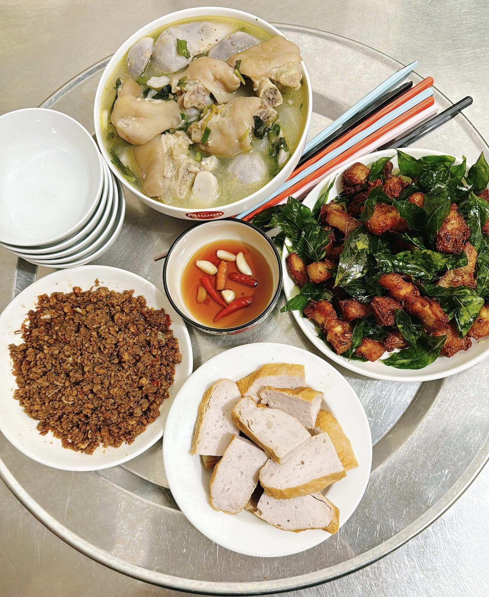 Móng giò nấu khoai sọ - Thịt ba chi chao riềng - Mắm tép trưng thịt - Chả