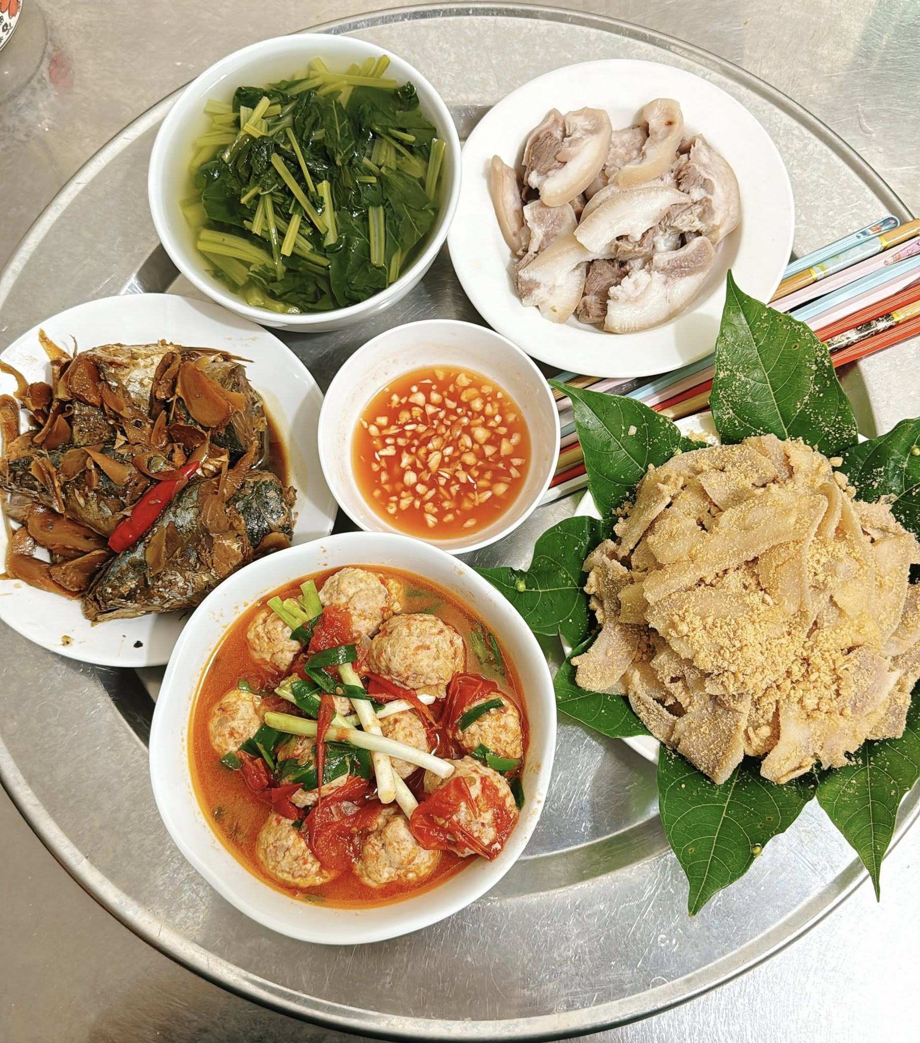 Cá nục kho gừng - Thịt trộn thính - Thịt viên sốt cà chua - Mũi heo luộc - Canh rau cải