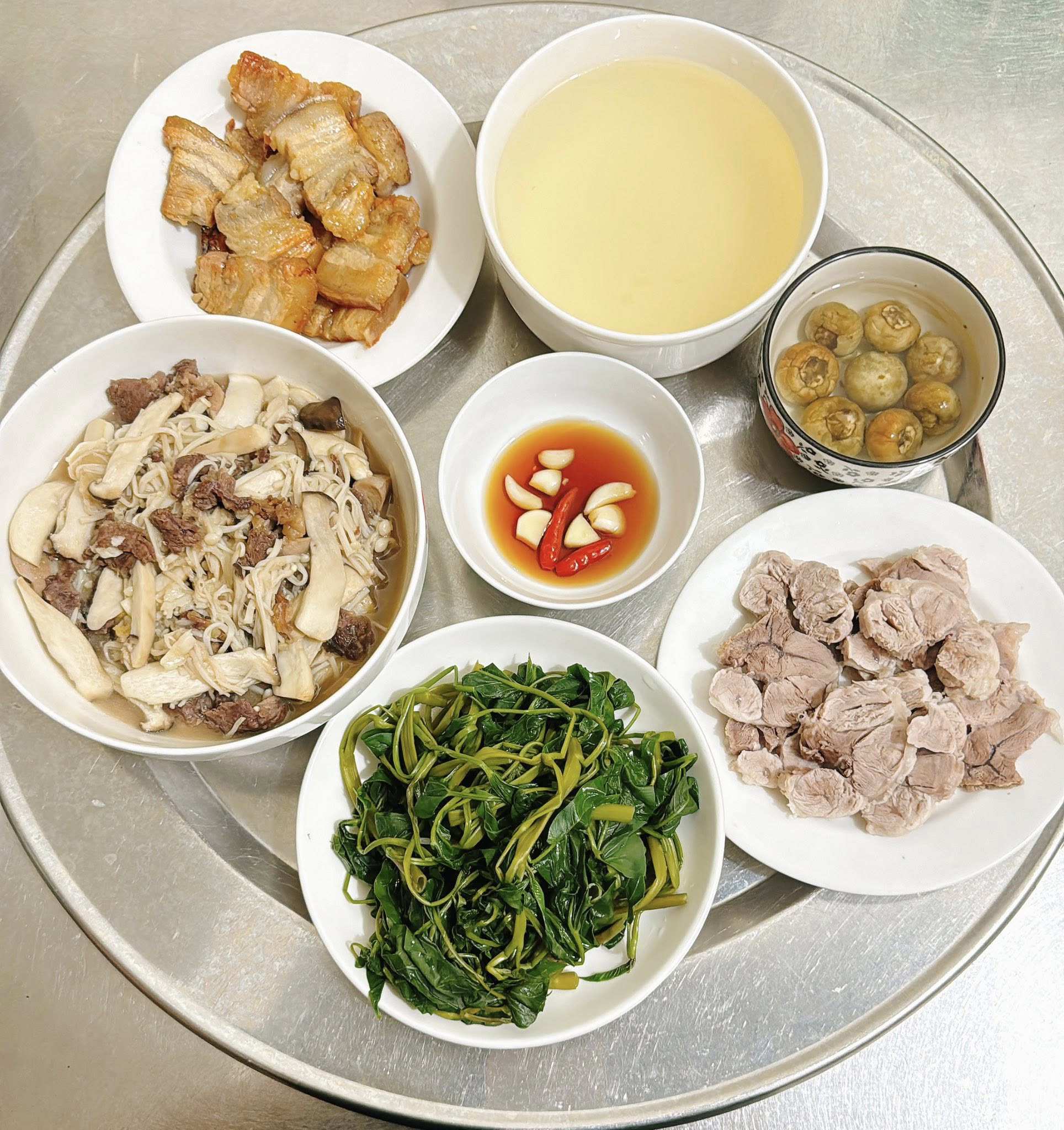 Bò xào nấm - Thịt ba chỉ cháy cạnh - Rau muống luộc - Thịt luộc - Cà pháo