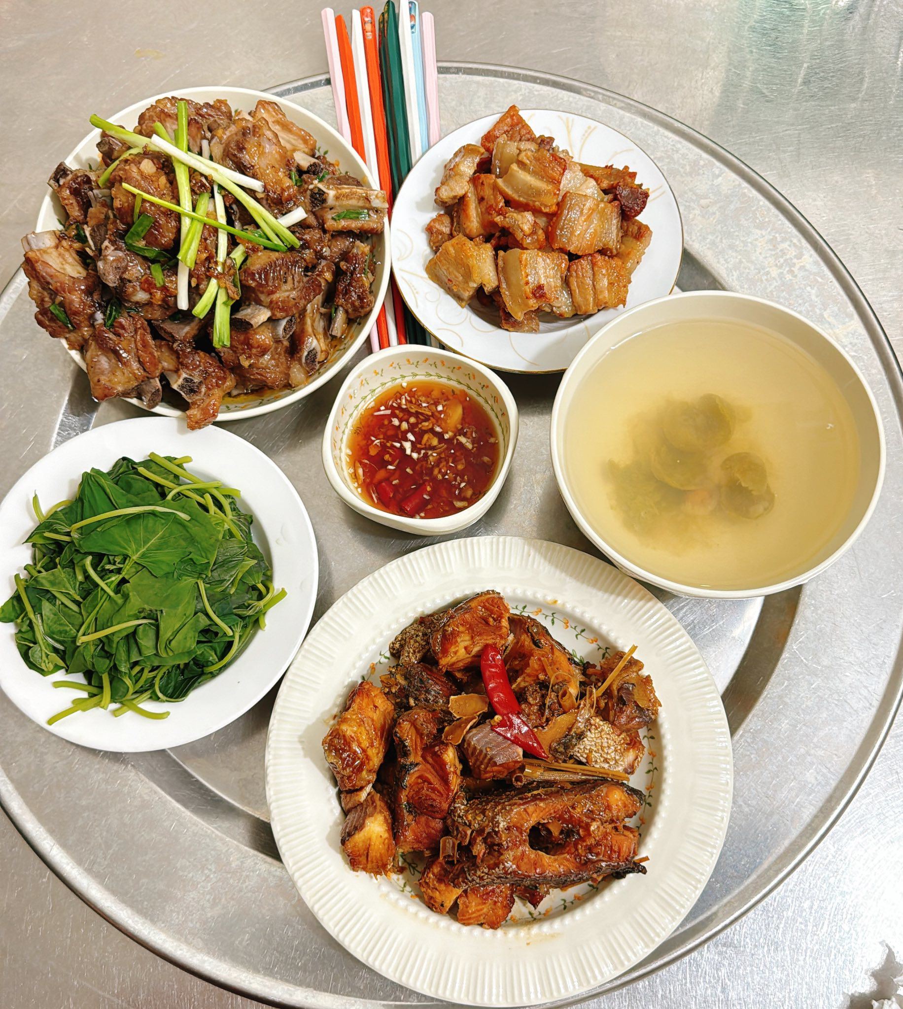 Sườn chua ngọt - Cá quả kho - Rau lang luộc - Thịt ba chỉ cháy cạnh