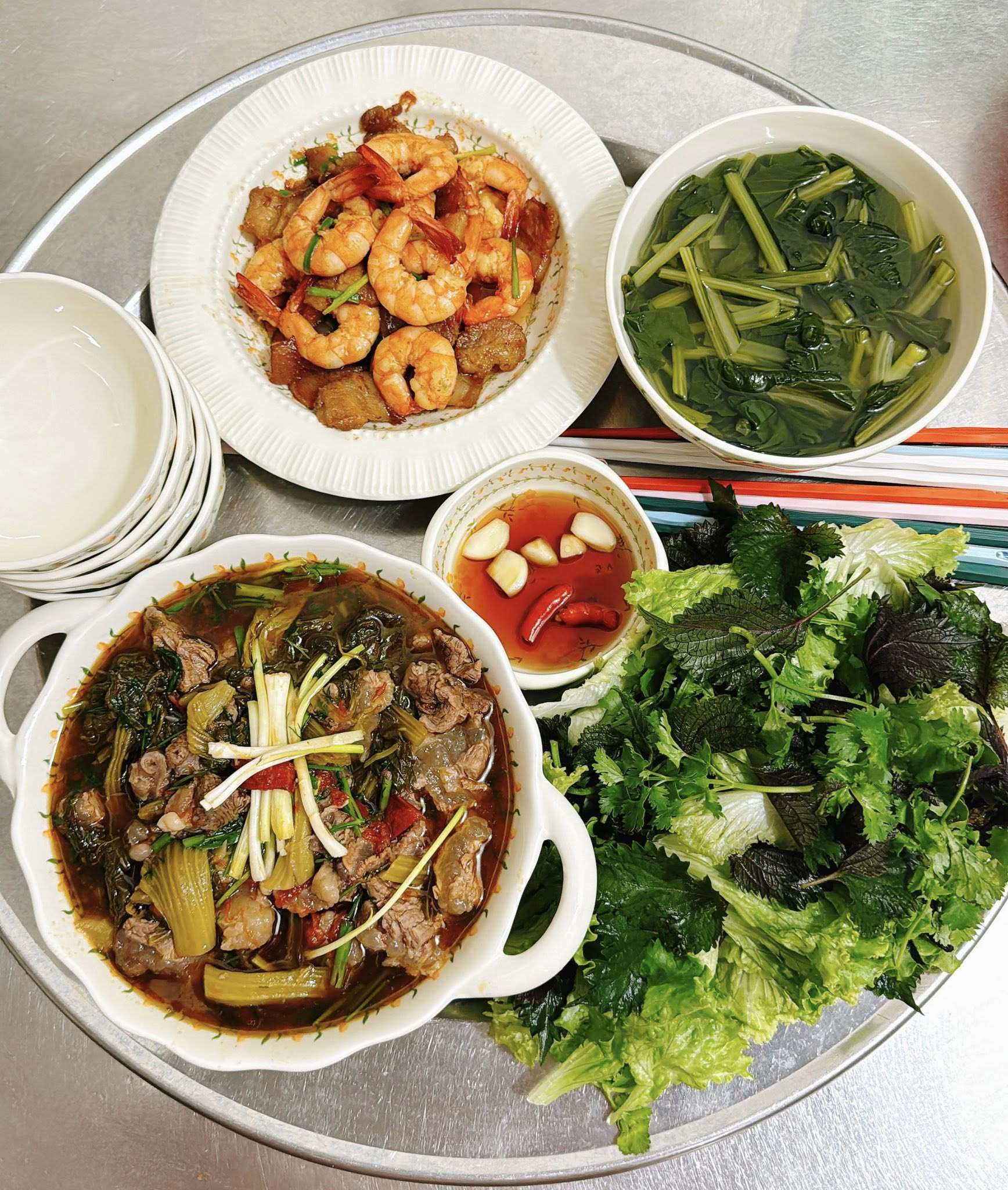 Gân bò nấu dưa - Tôm rang thịt - Canh rau cải - Rau sống các loại
