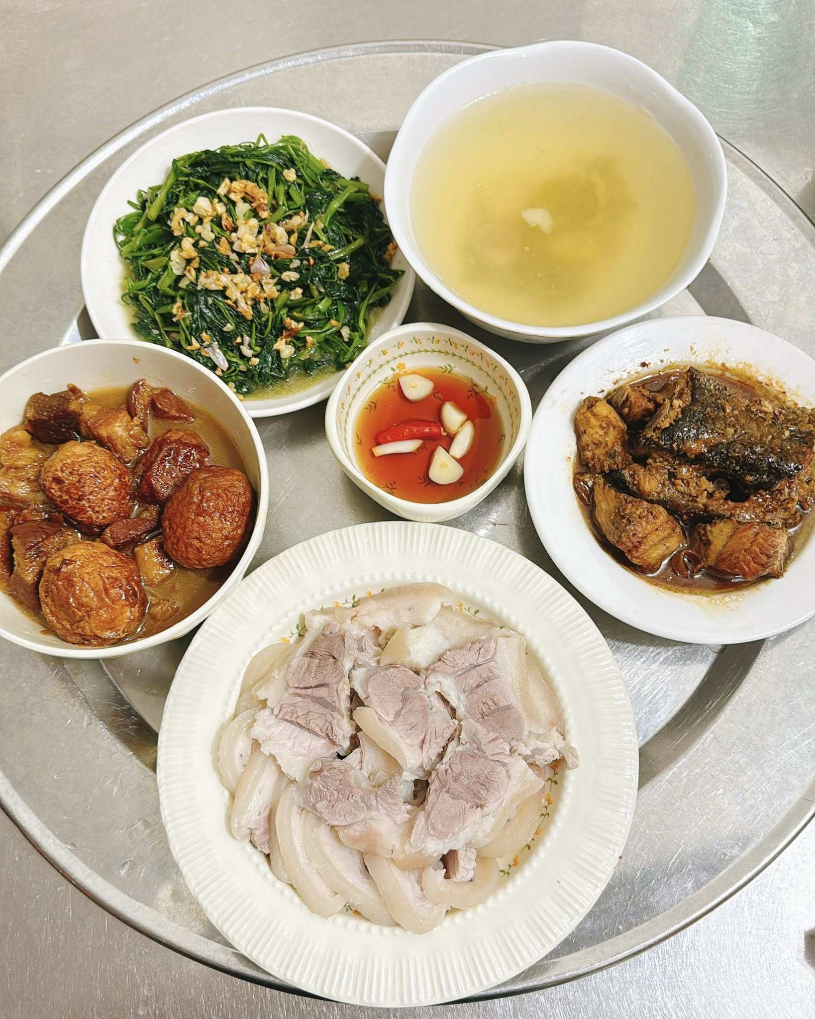 Thịt kho tàu - Rau muống xào - Thịt luộc - Cá quả kho