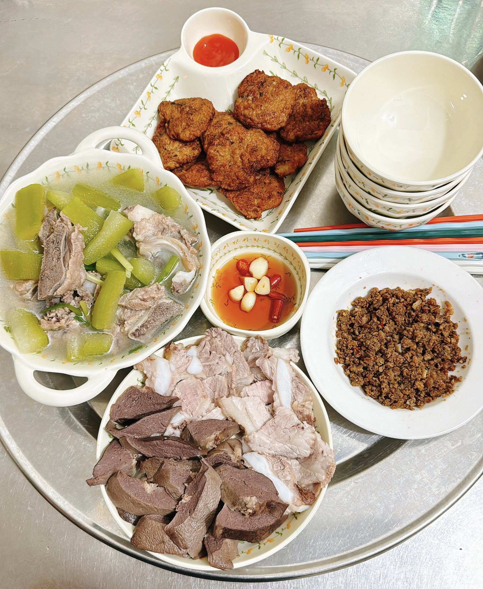 Chả cá - Canh bí nấu xương - Lá lách - Thịt luộc - Mắm tép