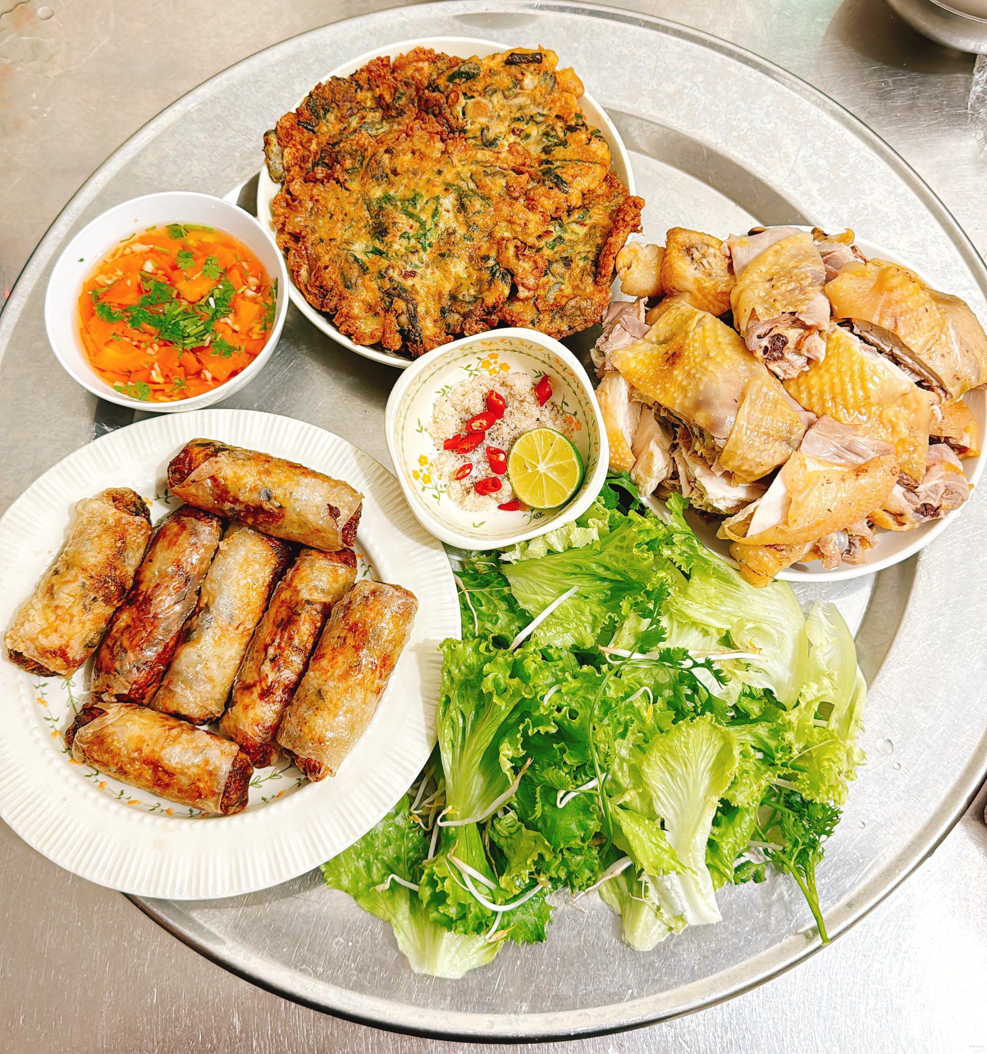 Gà luộc - Trứng hàu rán - Nem rán - Rau sống