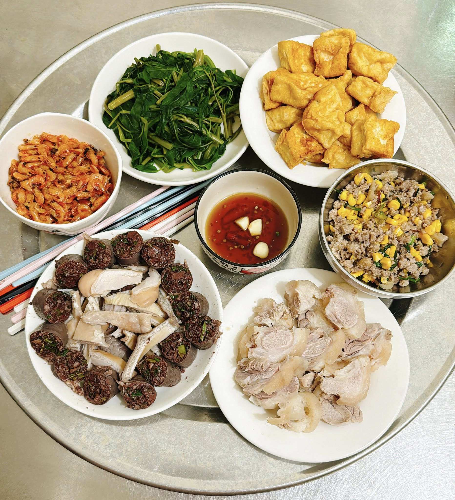 Thịt bắp giò luộc - Ngô xào thịt băm - Tôm rang - Lòng heo luộc - Rau muống luộc