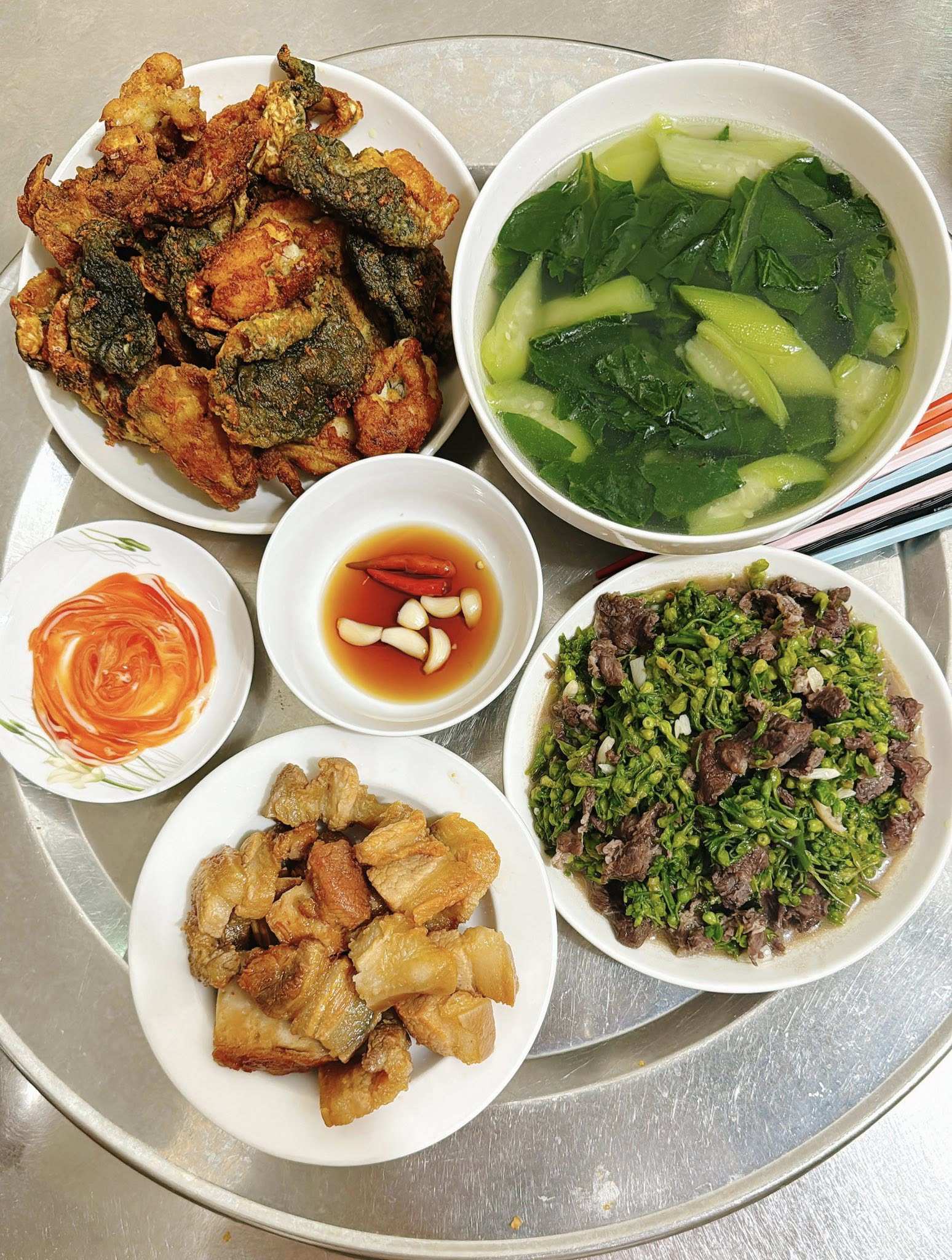 Canh mồng tơi - Thịt rang cháy cạnh - Hoa thiên lý xào bò - Cá chiên giòn