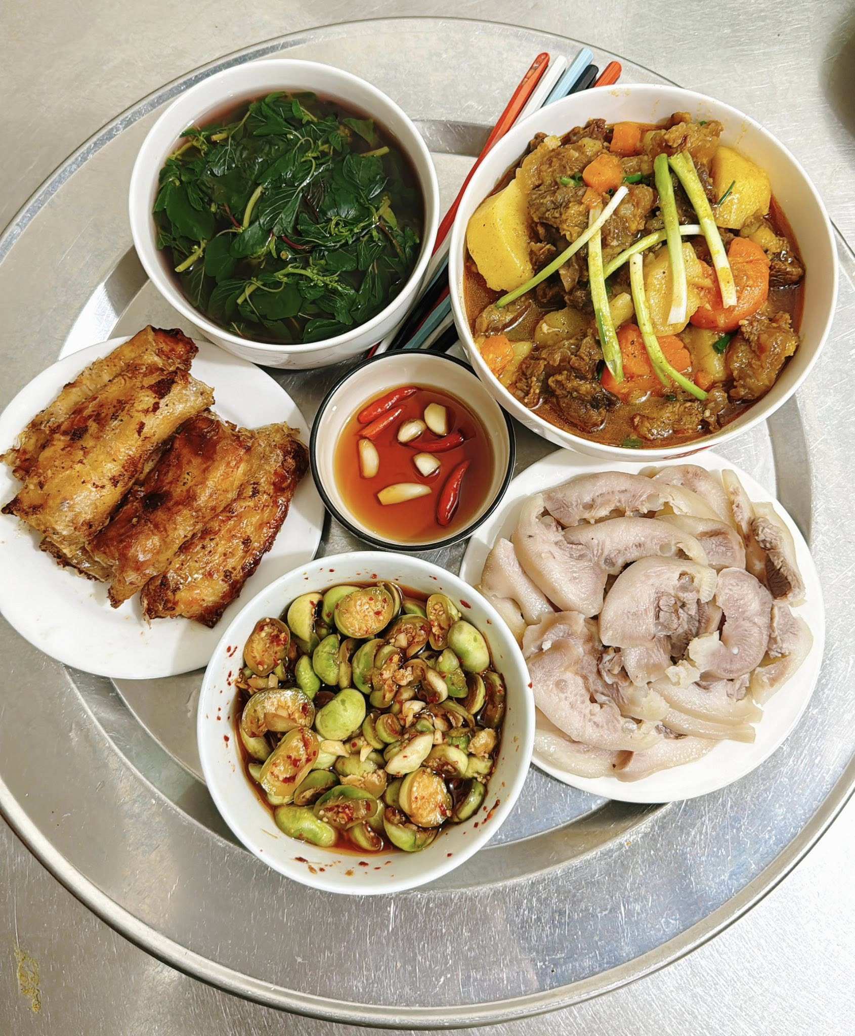 Thịt bò nấu sốt vang - Nem rán - Mũi heo luộc - Canh rau dền - Cà dầm
