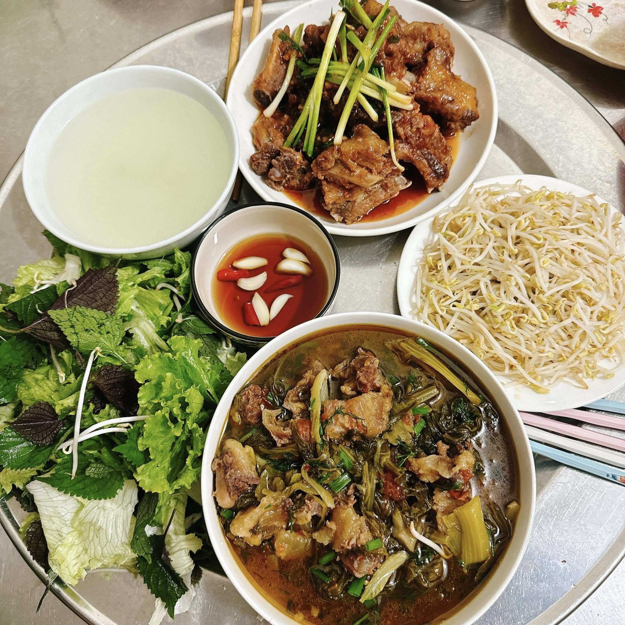 Canh gân bò nấu dưa - Giá luộc - Sườn chua ngọt - Rau thơm&nbsp;