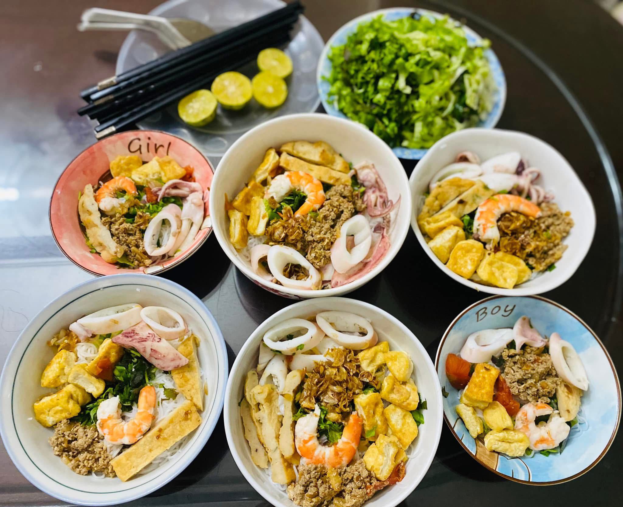 Bún hải sản chua cay