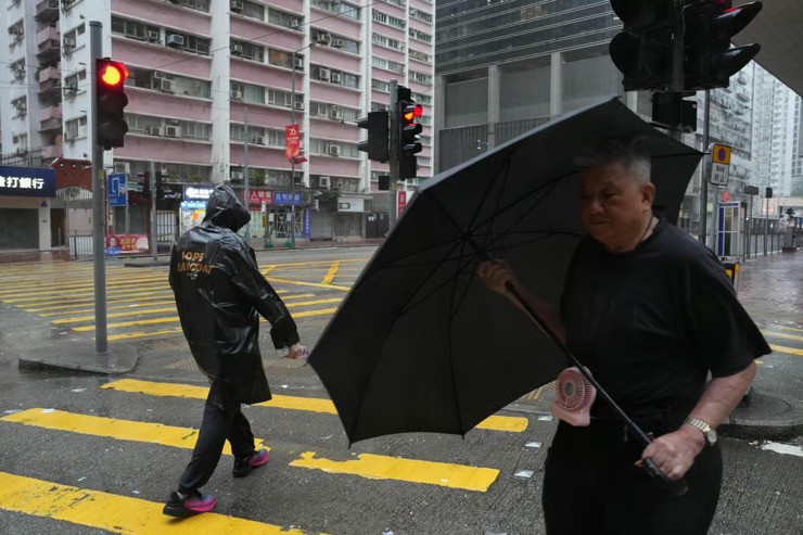 Người dân Hong Kong được khuyến cáo hạn chế ra đường trong ngày 24/9. Ảnh: SCMP.