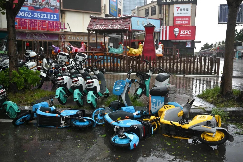 Bão Ragasa đổ bộ thành phố Dương Giang (ảnh: CNA)