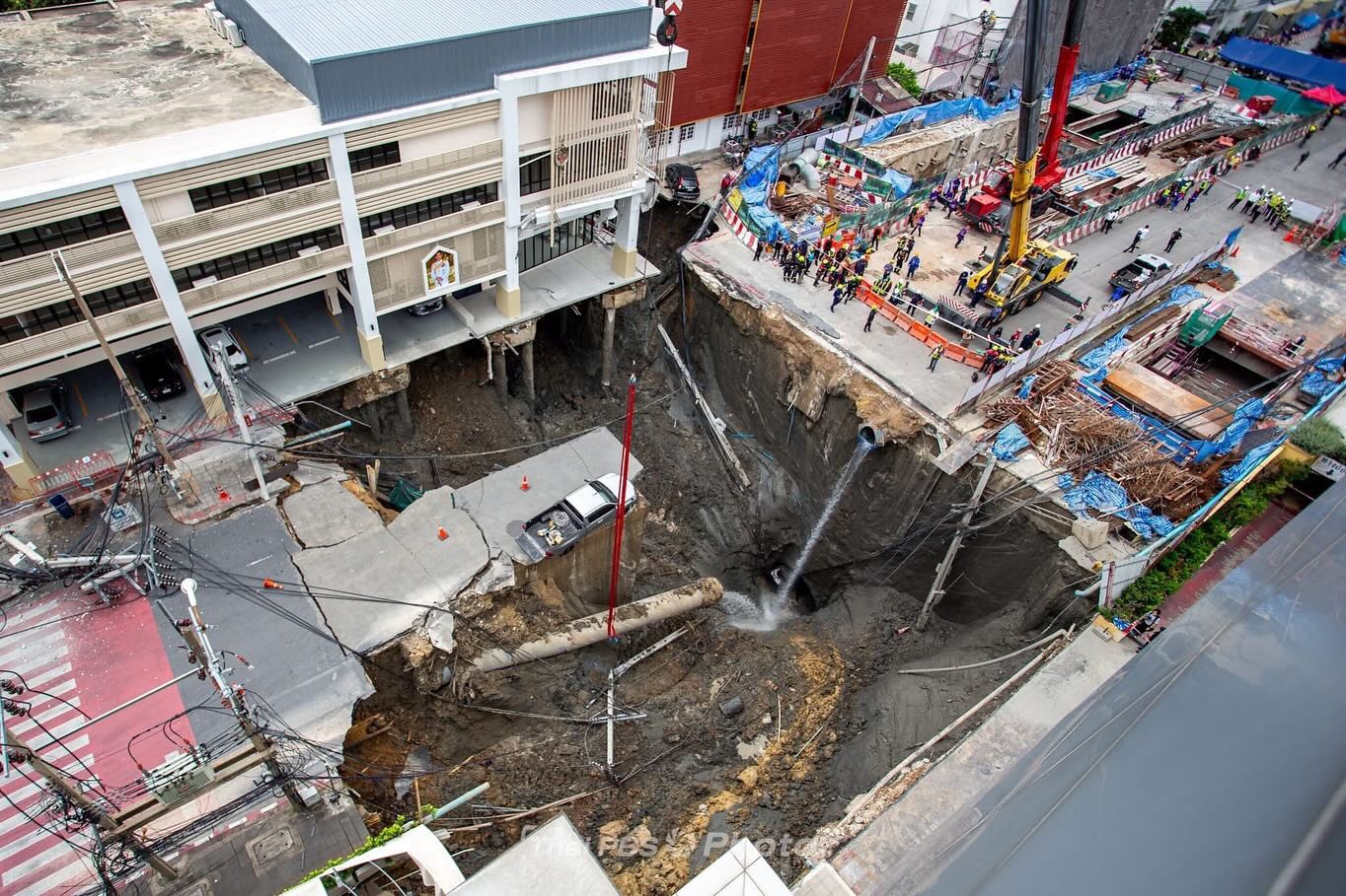 Video mặt đường Bangkok nứt toác, đổ sụp thành "hố tử thần" khổng lồ - 13