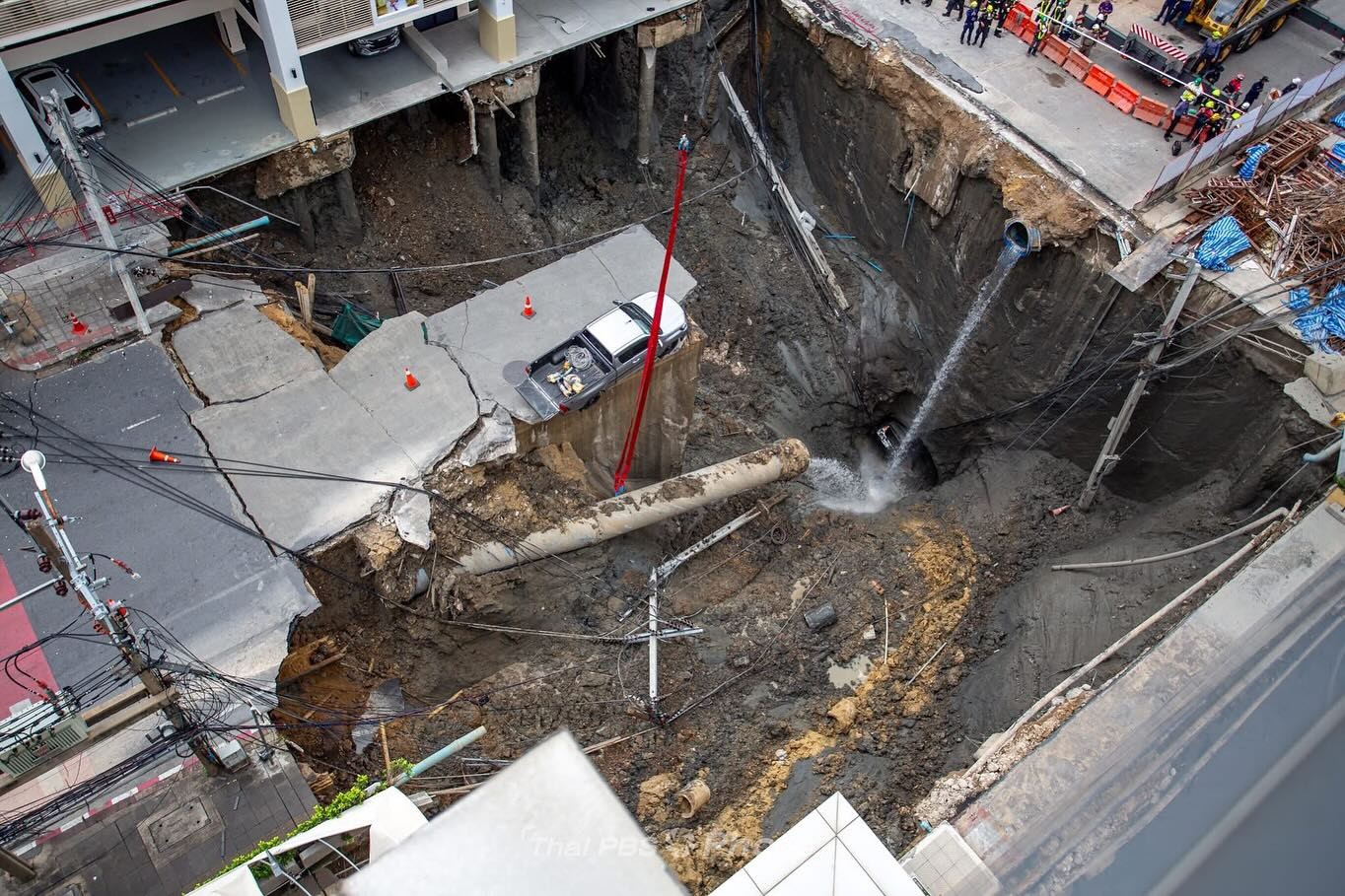 Video mặt đường Bangkok nứt toác, đổ sụp thành "hố tử thần" khổng lồ - 12