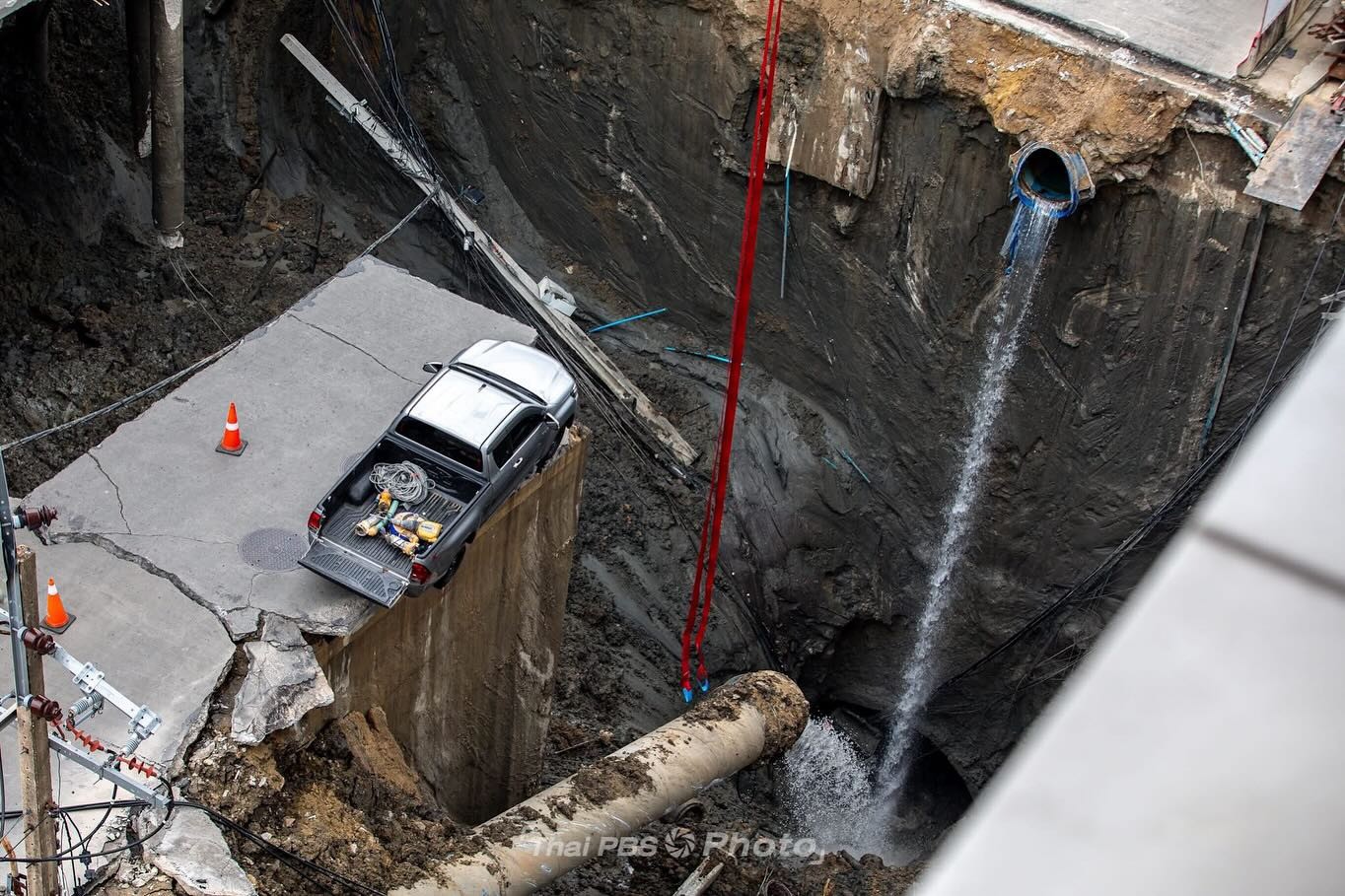 Video mặt đường Bangkok nứt toác, đổ sụp thành "hố tử thần" khổng lồ - 11