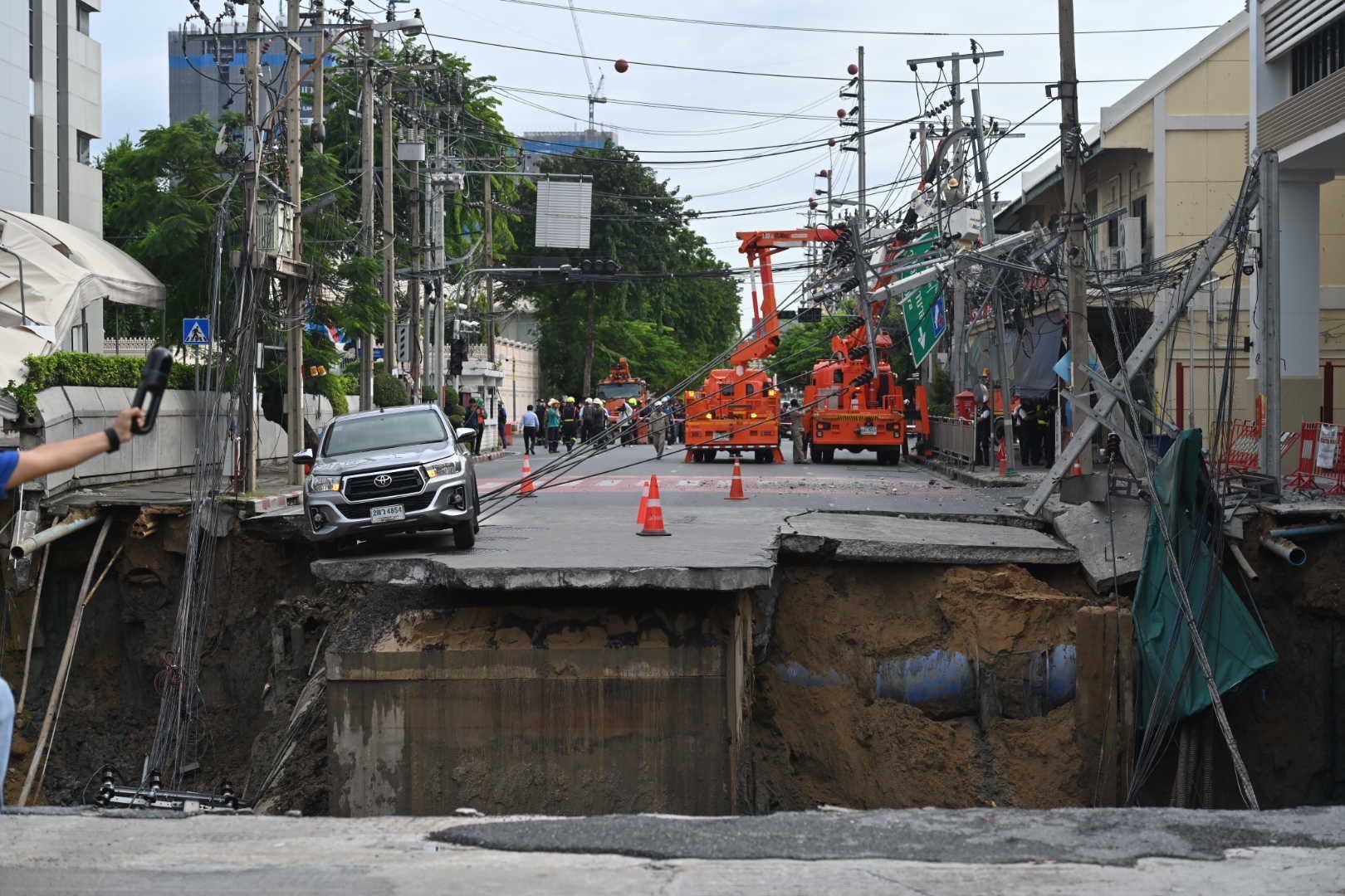 Video mặt đường Bangkok nứt toác, đổ sụp thành "hố tử thần" khổng lồ - 10