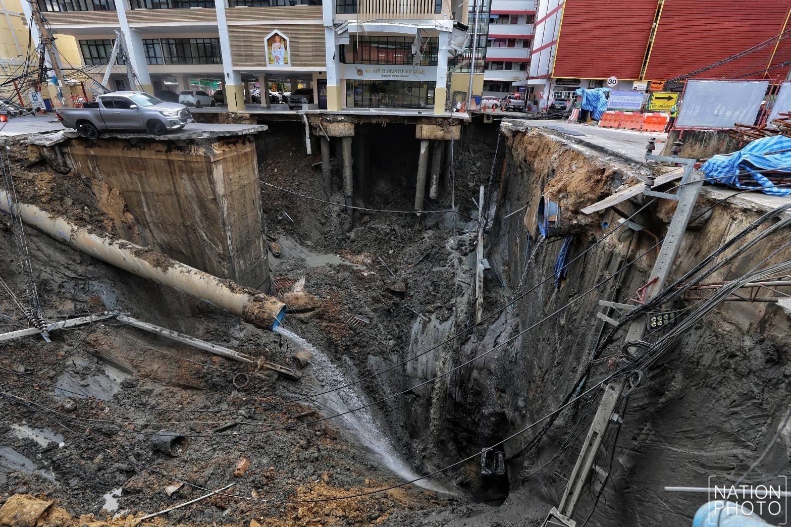 Video mặt đường Bangkok nứt toác, đổ sụp thành "hố tử thần" khổng lồ - 1
