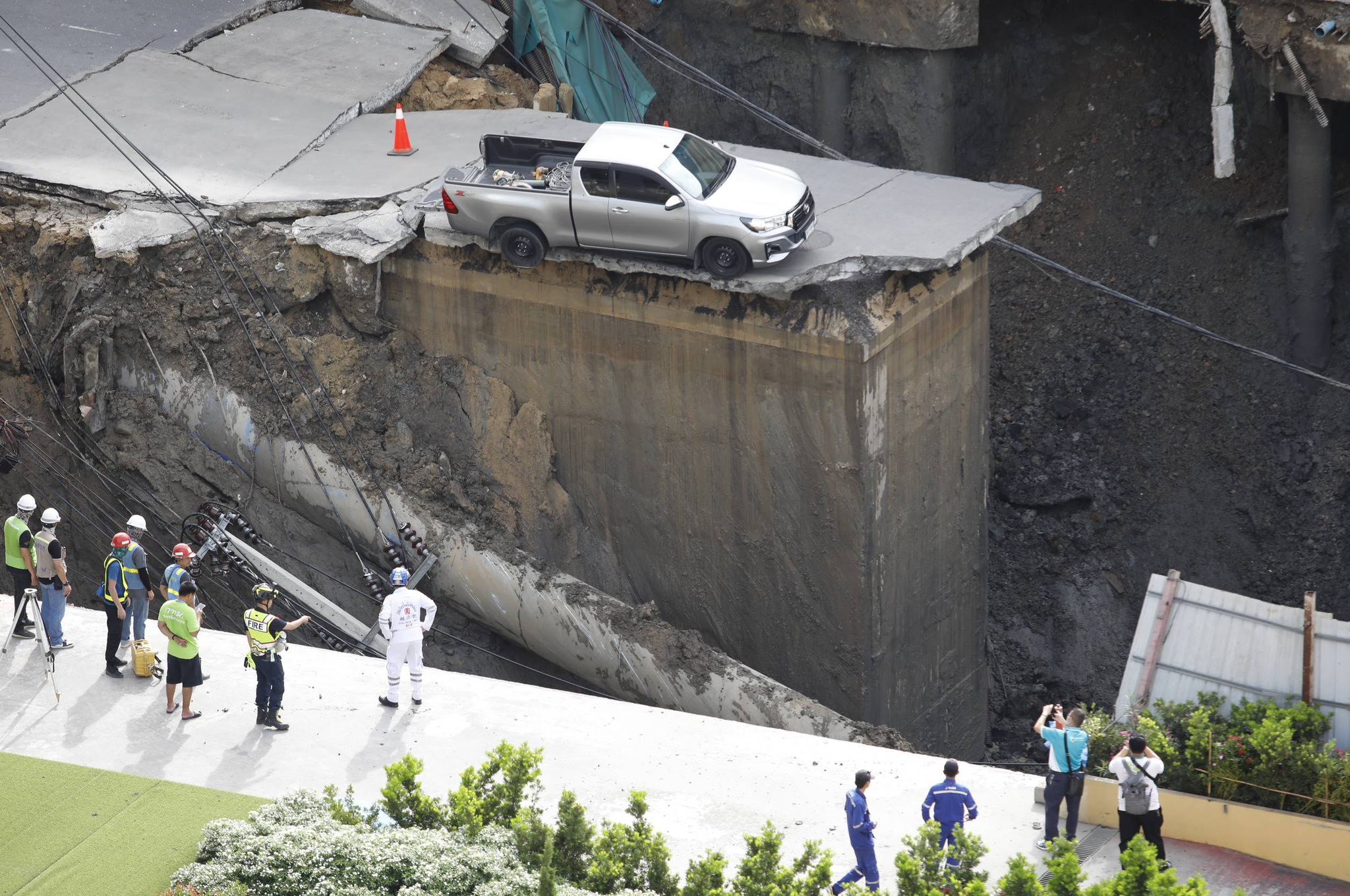 Video mặt đường Bangkok nứt toác, đổ sụp thành "hố tử thần" khổng lồ - 9