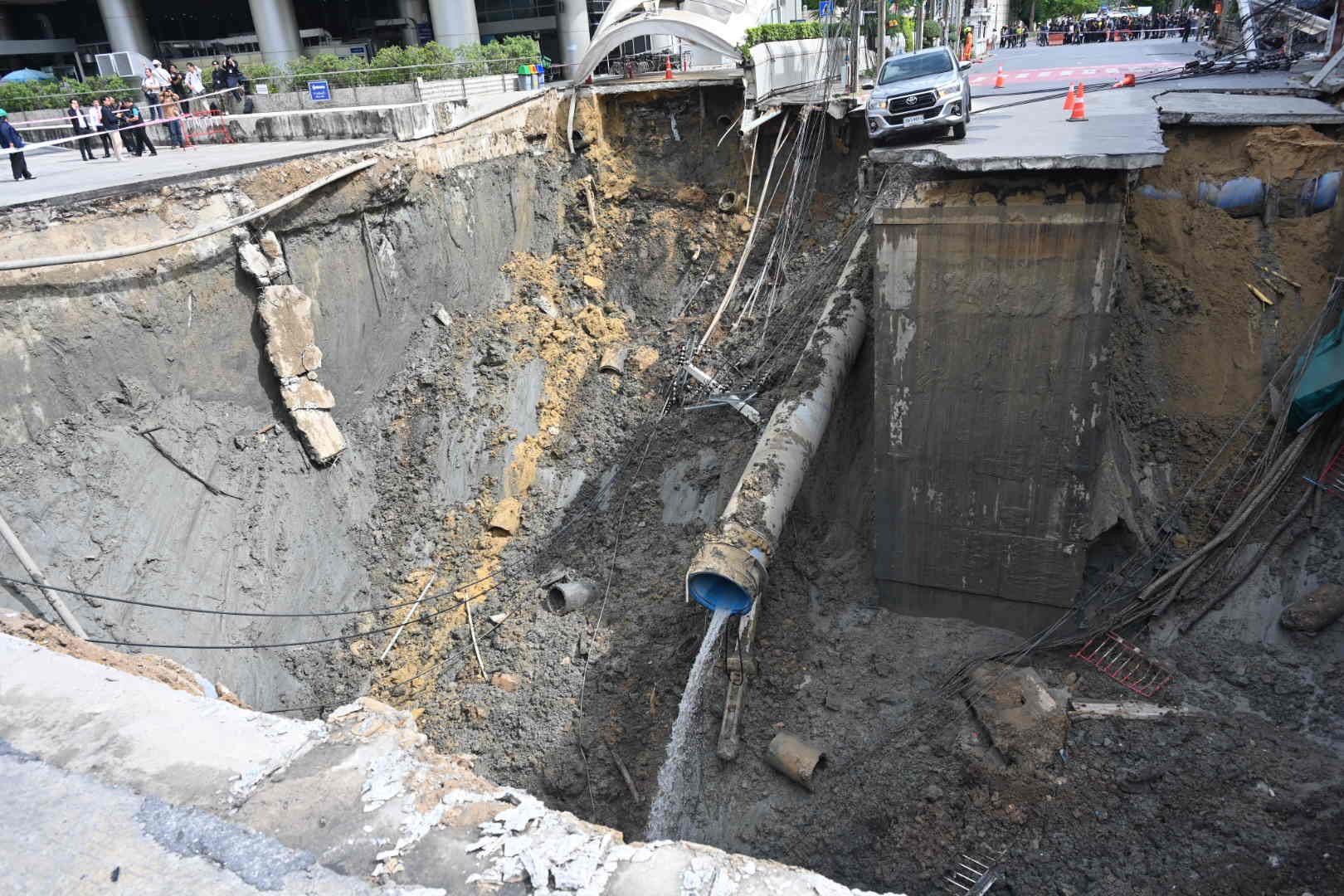 Video mặt đường Bangkok nứt toác, đổ sụp thành "hố tử thần" khổng lồ - 8