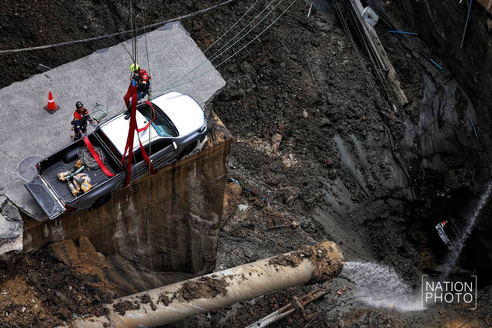 Video mặt đường Bangkok nứt toác, đổ sụp thành "hố tử thần" khổng lồ - 7