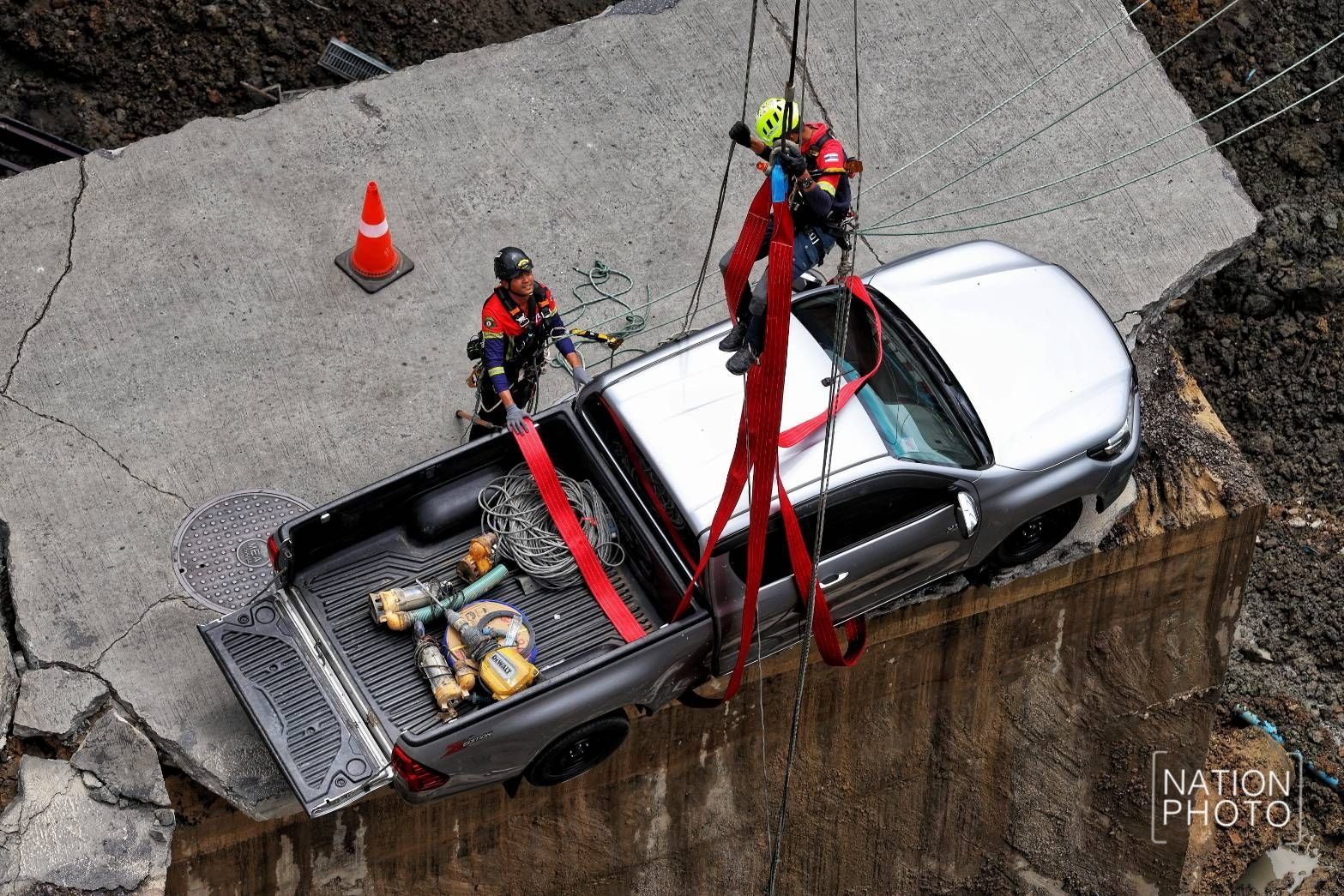 Video mặt đường Bangkok nứt toác, đổ sụp thành "hố tử thần" khổng lồ - 6