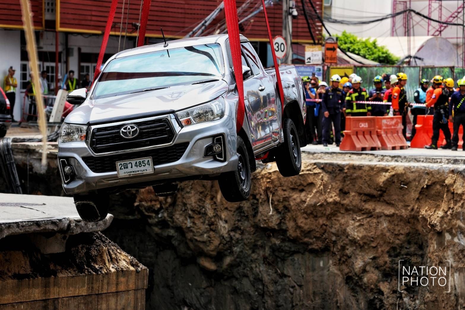 Video mặt đường Bangkok nứt toác, đổ sụp thành "hố tử thần" khổng lồ - 5