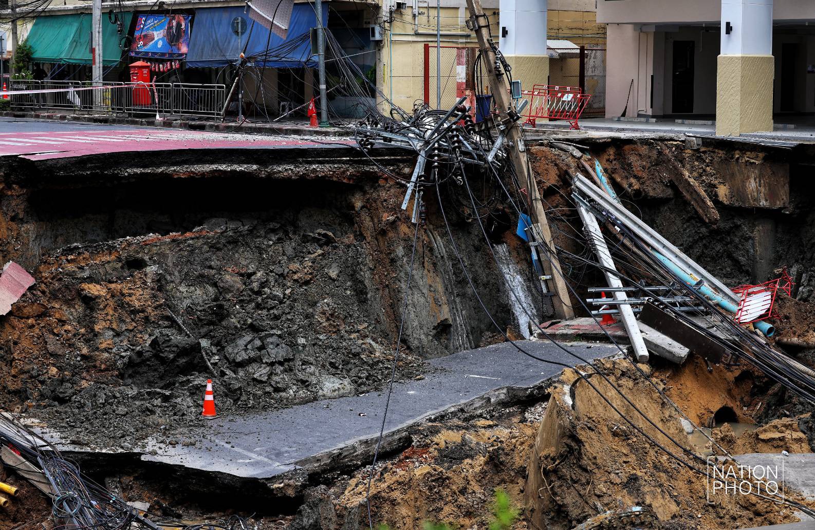 Video mặt đường Bangkok nứt toác, đổ sụp thành "hố tử thần" khổng lồ - 4