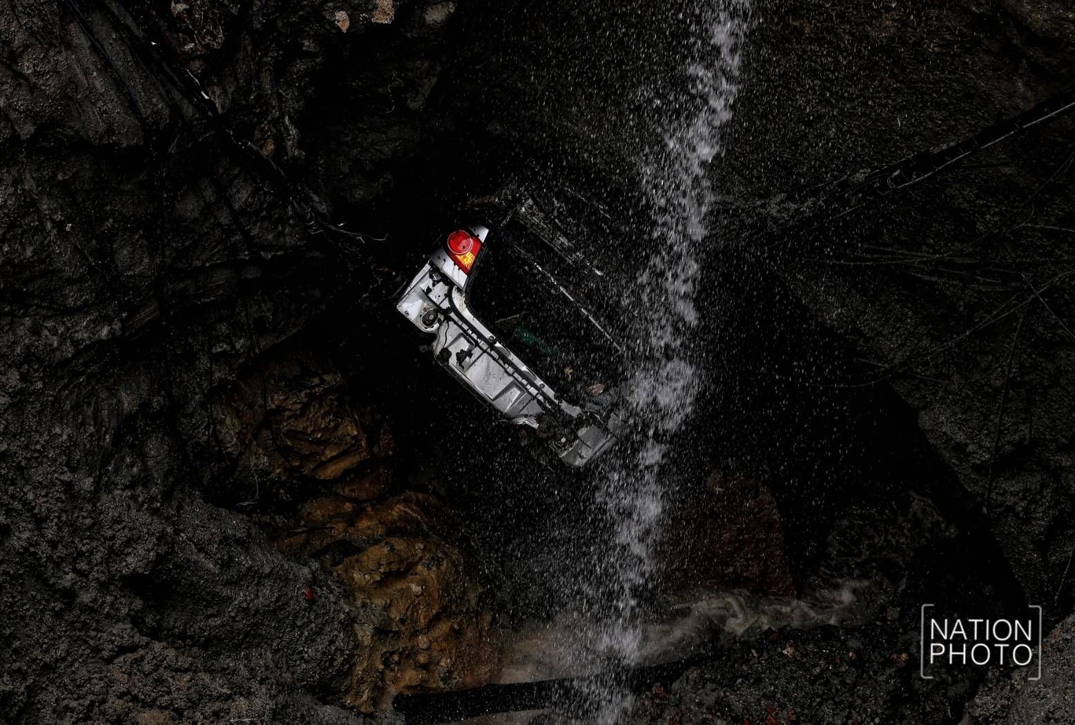 Video mặt đường Bangkok nứt toác, đổ sụp thành "hố tử thần" khổng lồ - 3