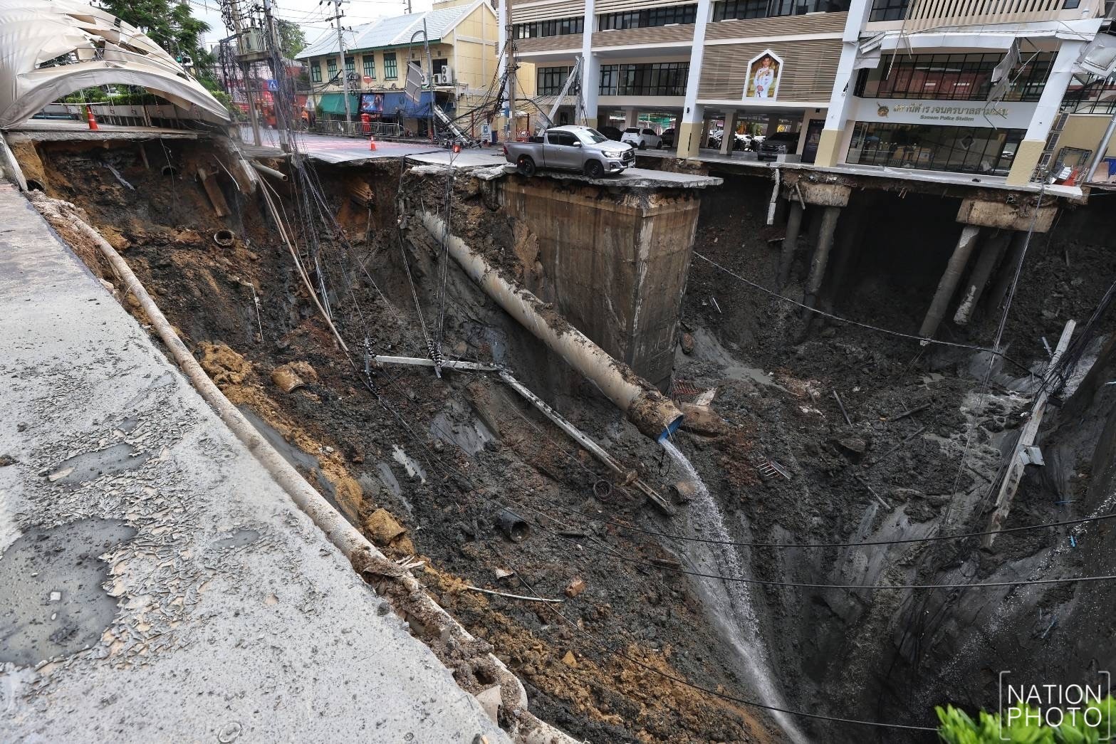 Video mặt đường Bangkok nứt toác, đổ sụp thành "hố tử thần" khổng lồ - 2