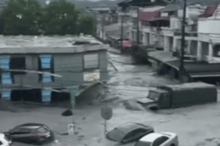 Thị trường - Tiêu dùng - Ôtô bị cuốn trôi hàng loạt khi siêu bão Ragasa đổ bộ Đài Loan