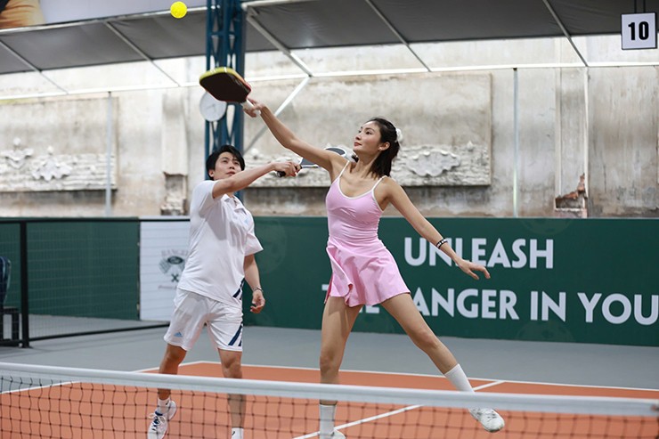 Được biết, nàng á hậu này đã tham gia một số giải đấu và từng giành chức vô địch nội dung đôi nữ ở một giải phong trào. Song song đó, Tuyết Nhi còn tự tổ chức giải đấu với sự góp mặt của khoảng 100 tay vợt. Hiện tại, Tuyết Nhi duy trì lịch tập luyện khoảng 3 buổi trong tuần, mỗi buổi khoảng 3 tiếng.