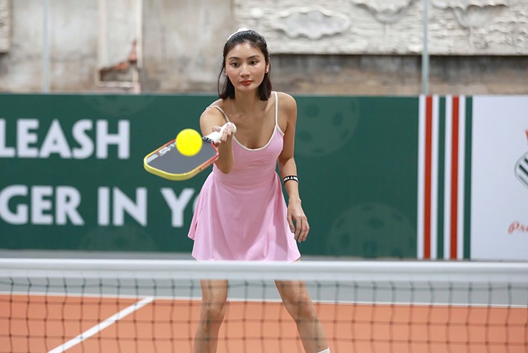 “Thật sự tôi là người không có khiếu về thể thao. Vì vậy khi bắt đầu tập luyện pickleball tôi gặp rất nhiều khó khăn. Ngay đến kỹ thuật giao bóng, tôi đã mất khoảng hơn 1 tháng mới tập được. Dù vậy, pickleball đúng là môn thể thao gây nghiện khi giờ đây, tôi cảm thấy không thể thiếu môn này trong cuộc sống hằng ngày của mình”, Tuyết Nhi chia sẻ.
