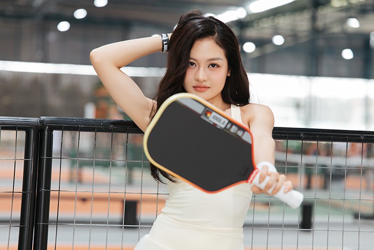 Trong đó, Thùy Anh là cái tên nhận được rất nhiều sự quan tâm bởi nhan sắc nổi bật cùng trang phục thể thao khỏe khoắn và không kém phần nóng bỏng. Nữ diễn viên xinh đẹp được biết đến là một cô gái có niềm đam mê lớn với thể thao. Thùy Anh có nhiều năm tập luyện boxing, chơi tennis, bơi lội và gần đây là pickleball.