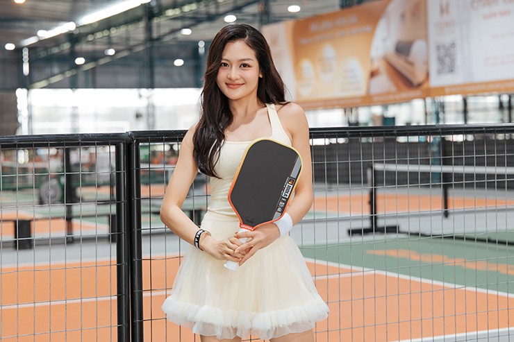 Thùy Anh tiết lộ cô học các môn thể thao khác rất nhanh nhưng học pickleball lại tiến bộ rất chậm. Chính vì vậy mà cô chưa tự tin để tham gia các giải đấu. Cô hy vọng bản thân sẽ tiến bộ nhanh hơn trong thời gian tới.