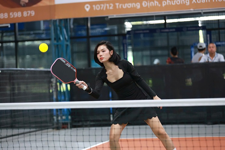 Dù chỉ mới đến với pickleball được khoảng 4 tháng, người đẹp Trâm Anh tự tin so tài, giao lưu với các tay vợt khác. Trước đó, nữ diễn viên xinh đẹp này từng tập gym và cầu lông.