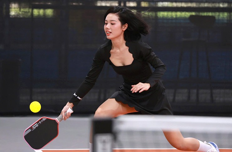 “Tôi cảm thấy pickleball rèn luyện sức khỏe rất tốt. Nguồn năng lượng mà bộ môn này mang lại cũng rất ấn tượng với rất nhiều sự vui vẻ, tươi mới và lành mạnh”, Trâm Anh nhận xét.