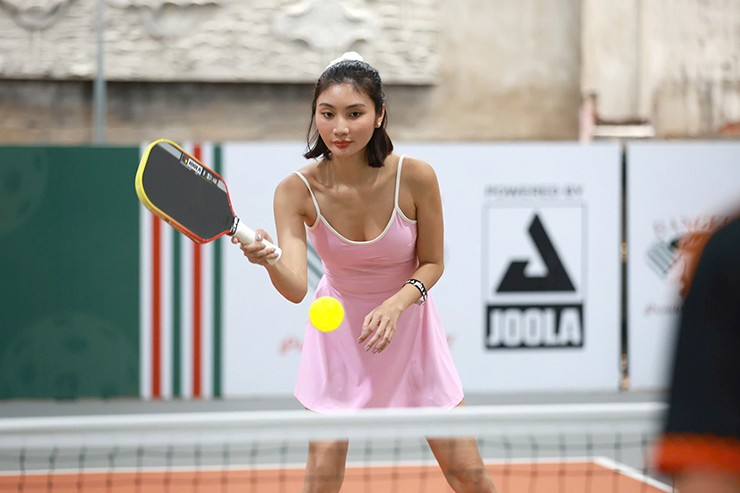 Có khoảng 7 tháng tập luyện pickleball, Tuyết Nhi nhận được nhiều lời khen từ các người chơi khác với kỹ thuật rất tốt.