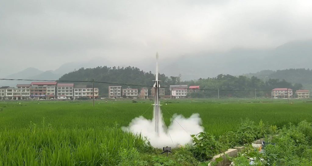 Trương Thời Gia tạo ra tên lửa có thể phóng cao 400 m chỉ bằng những vật liệu thô sơ. Ảnh: Handout.