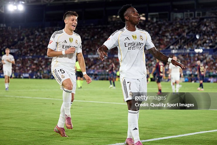 Các cầu thủ Real Madrid cạnh tranh rất gắt gao cho 1 suất đá chính