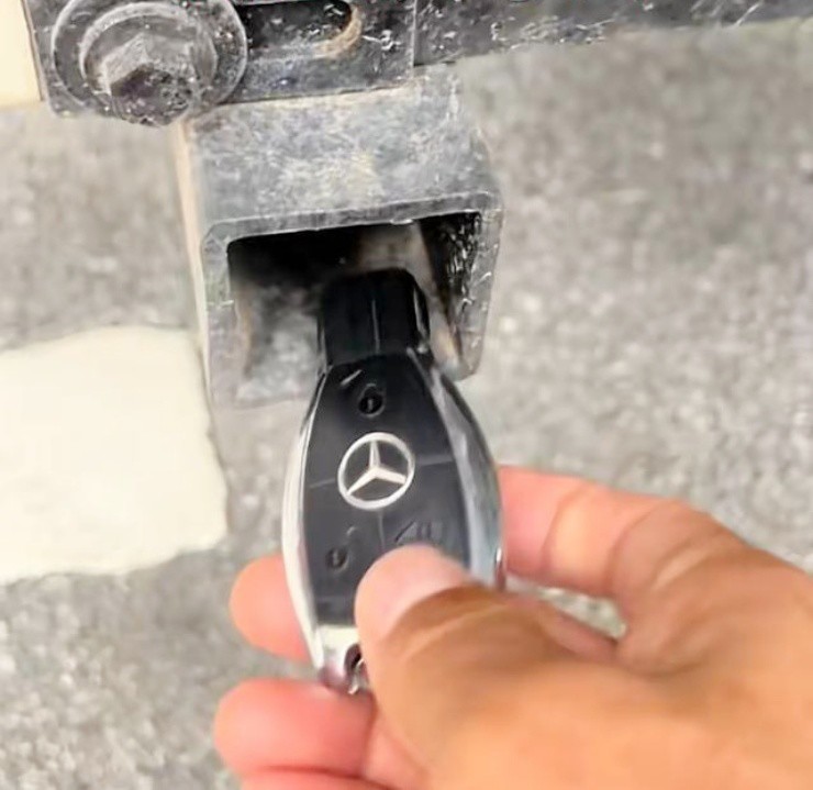 “Đại gia” để xe RV 4 tỷ giữa đường mà không khóa, người lạ thoải mái “xài ké” - 2