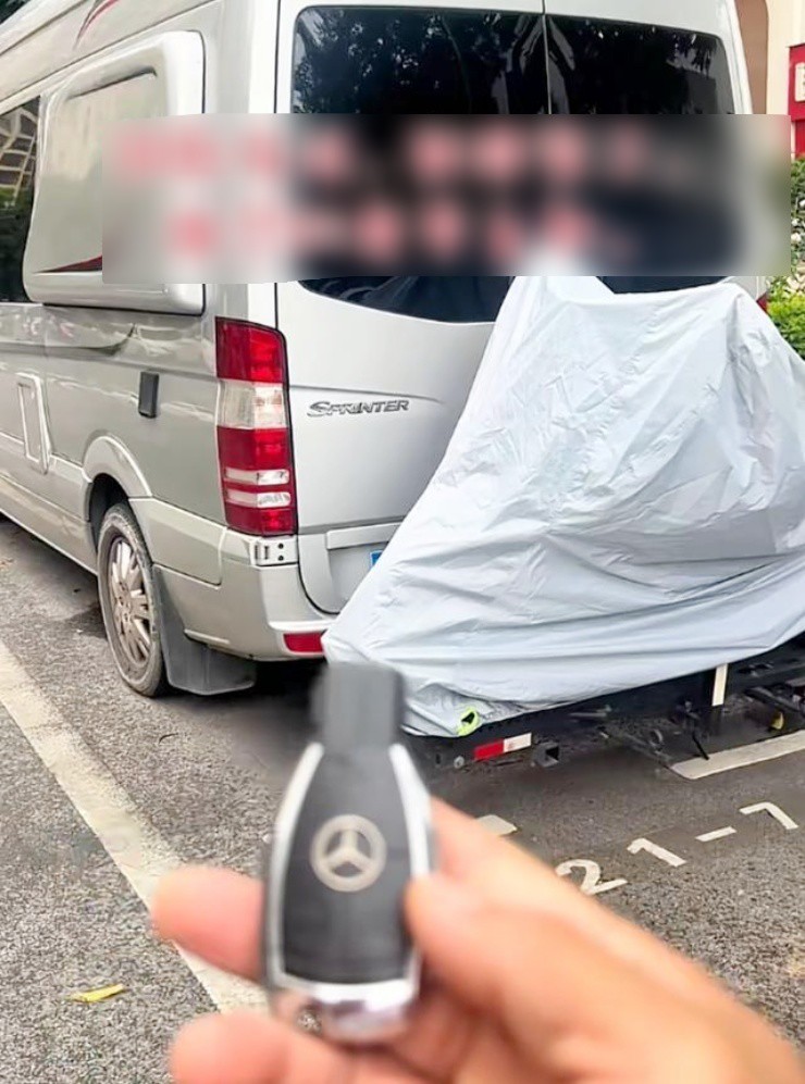 “Đại gia” để xe RV 4 tỷ giữa đường mà không khóa, người lạ thoải mái “xài ké” - 1