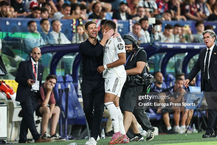 HLV Alonso thể hiện sự mát tay