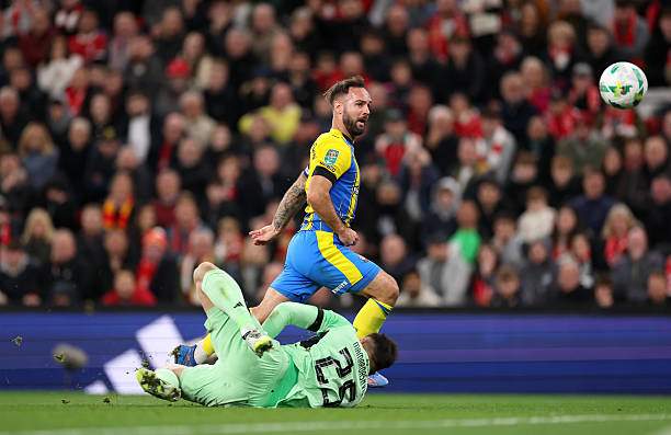 Adam Amstrong bấm bóng đập xà ngang ở pha đối mặt thủ môn Mamardashvili