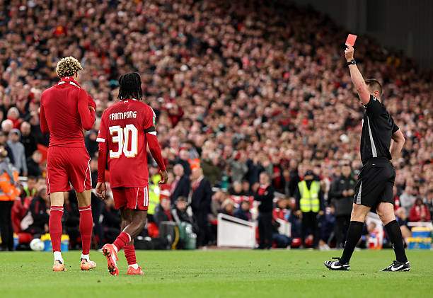 Ekitike ghi bàn xong là ăn luôn thẻ vàng thứ 2 vì cởi áo ăn mừng