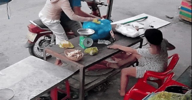Phẫn nộ đôi nam nữ dàn cảnh mua hàng rồi cướp đ...