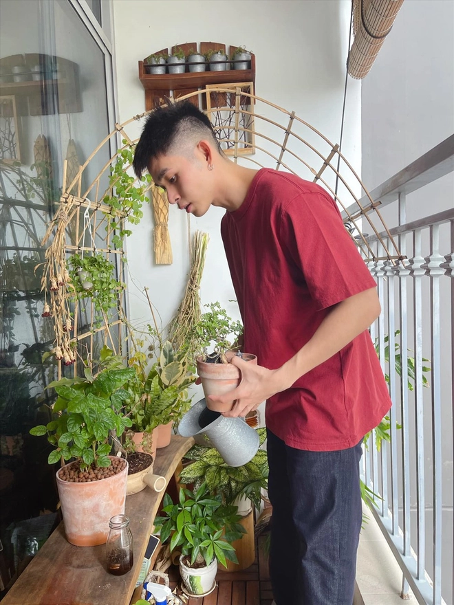 Nam ca sĩ còn tích cực trồng cây xanh nơi ban công.
